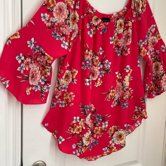 FIRST LOVE FLORAL TOP. HOT PINK FLOWY, BOHO, HAWAIIAN TOP. LIKE NEW! - Picture 3 of 12